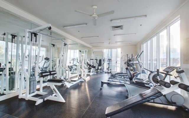 Heart of Theatre District - Pool & Gym