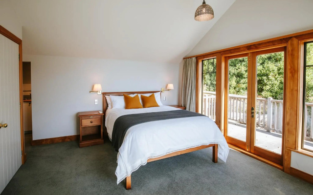 Bullock Creek Chalet - Sleeps 8 - Lake & Mountain Views - Private & Secluded – Guest Rooms – Wanaka