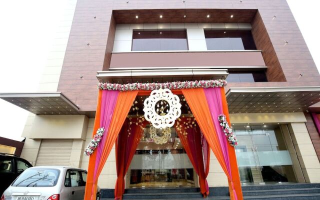 OYO 16827 Hotel Grand M Lajjo