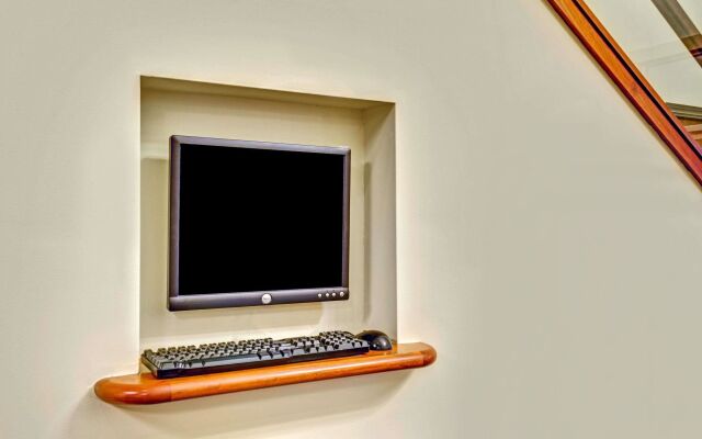 Spark by Hilton Portland Airport Maine Mall