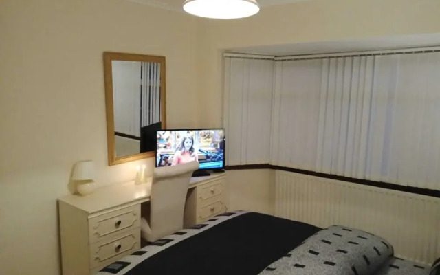 Ideal Home & Cottage,inviting 4 Bedroom Apartments