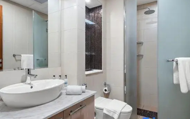 1BR + Extra Room w/ Terrace | Bay Square
