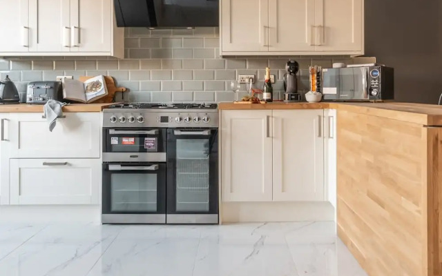 Kensington Place - 4 Bedroom Home w Free Parking