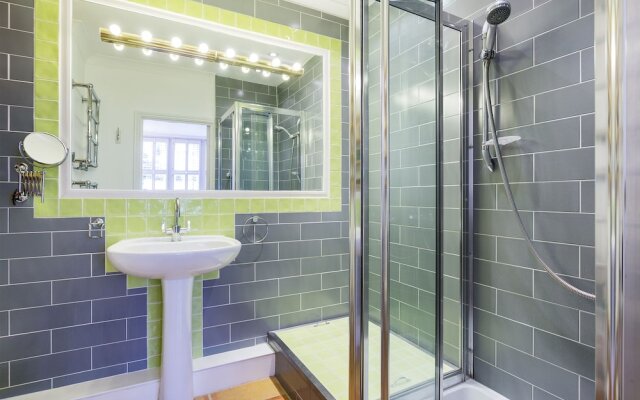 South Kensington Garden Apartment