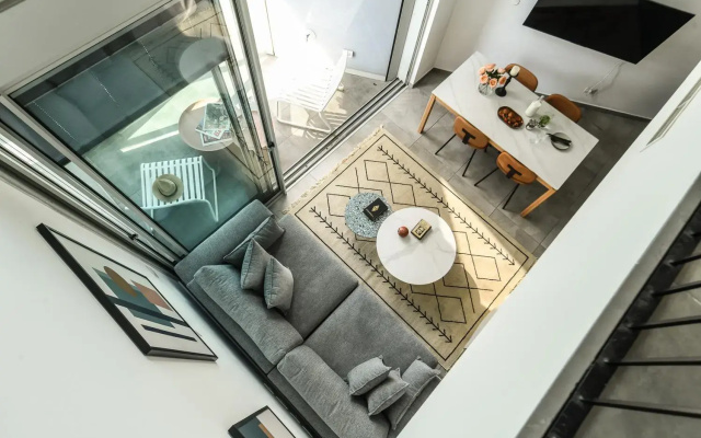 High-rise 3 bedroom Apartment with Balcony
