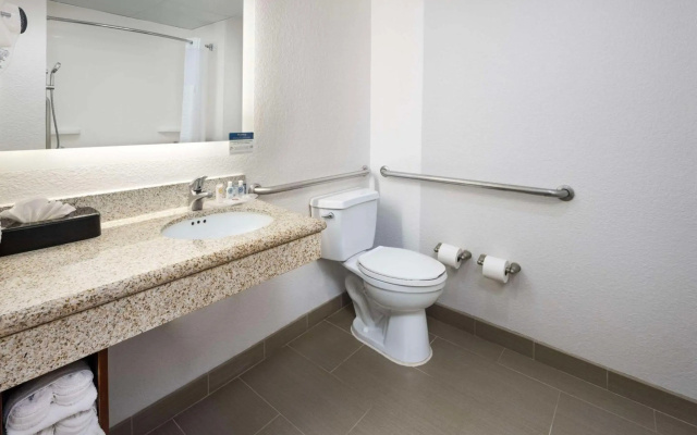 Comfort Suites Outlet Center