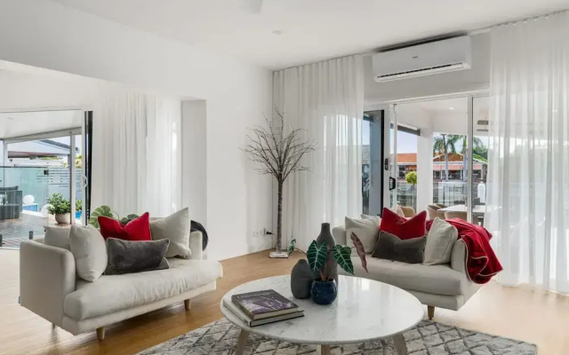 Modern Waterfront Retreat Private Pool Dock