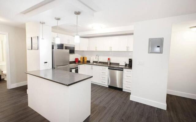 One Bedroom Suite With Patio Laundry and Parking