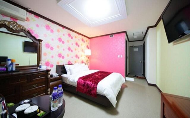 Royal Tourist Hotel