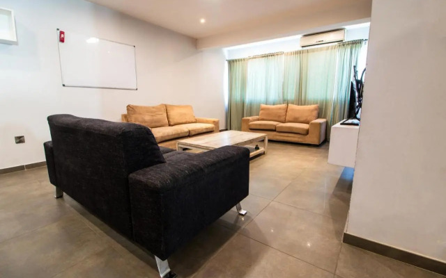 Renovated 2-bedroom flat with free parking, center