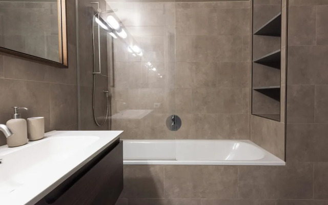 Luxury River View Apartment by MMega