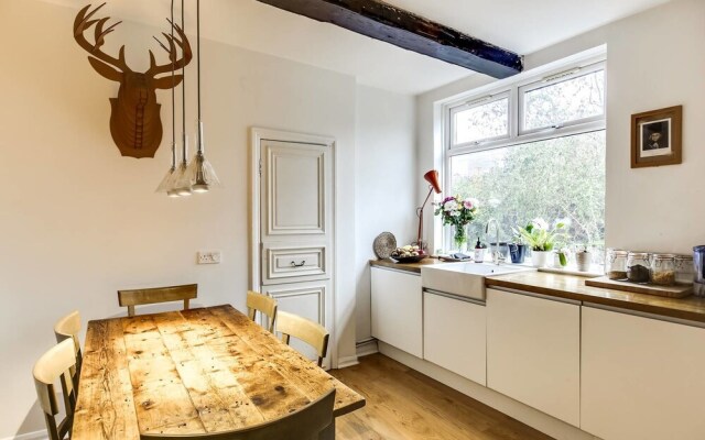 Spacious 3 Bedroom Home in North London W/terrace