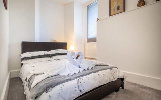 The Mews, With Free Private Parking, Windermere