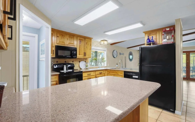 Beautiful and Relaxing Lakefront Getaway