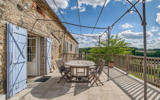 Alluring Holiday Home in Dégagnac with Heated Swimpool and Jacuzzi
