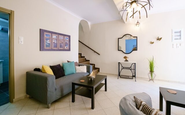 Home with Courtyard in Heart of Old Town