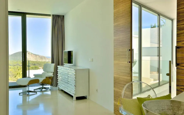 Modern Holiday Home With Vast Terracing