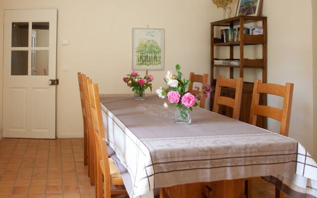 Quaint Holiday Home in Rustrel With Swimming Pool