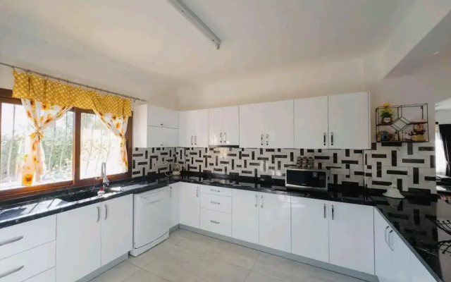 Villa for 9 Guests, Pool, Parking, Walk to Beach