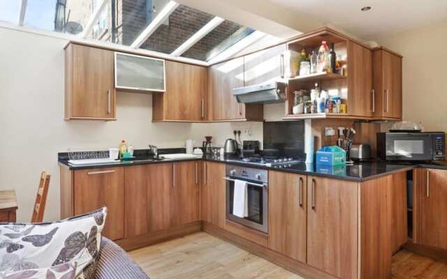 Cosy 2bed Skylight Apt W/patio in Clapham Junction