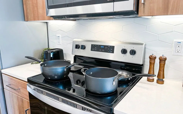 Modern Cosmopolitan APT Mid-hollywood Free Parking