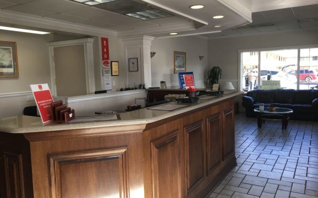 Econo Lodge Inn & Suites Central