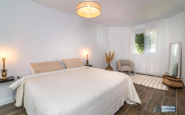 TOP RENOVATED 3-BDRM TOWNHOUSES with POOL, BBQ & ROOFTOP TERRACES