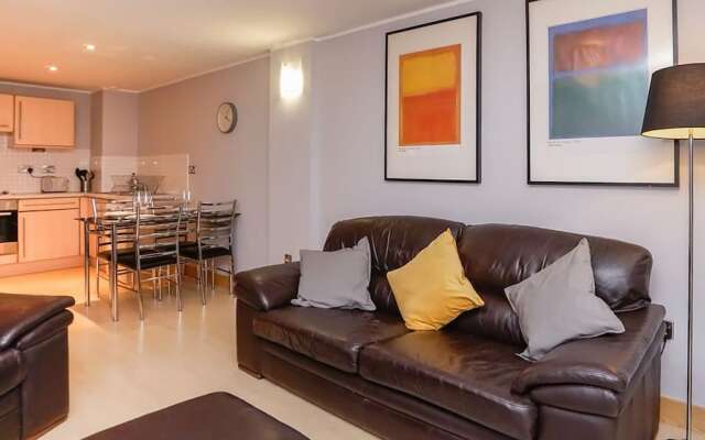 Leeds City Centre Apartment with River View