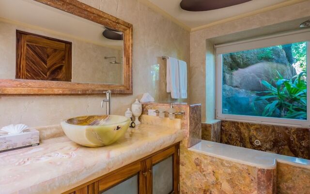 Elegant Suite With Beach View