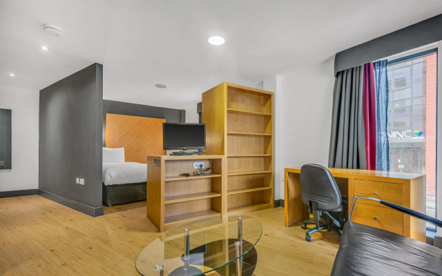 Roomzzz Leeds City West
