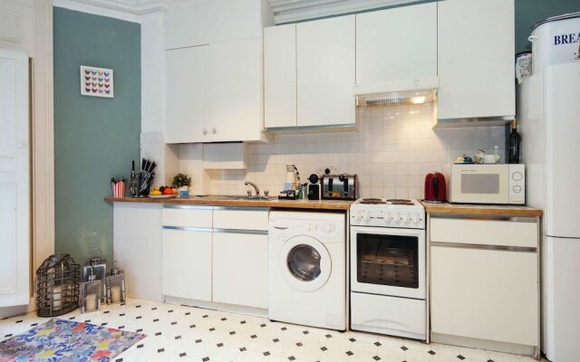 Bright Marloes Road Abode - CNRO