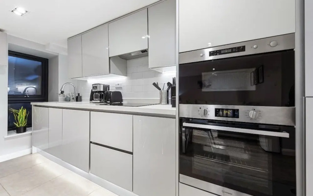 Modern Battersea Suite - London City Retreat