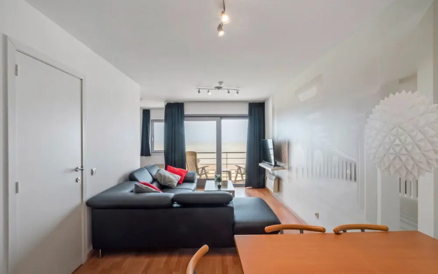 One-bedroom Flat With sea Views and Parking