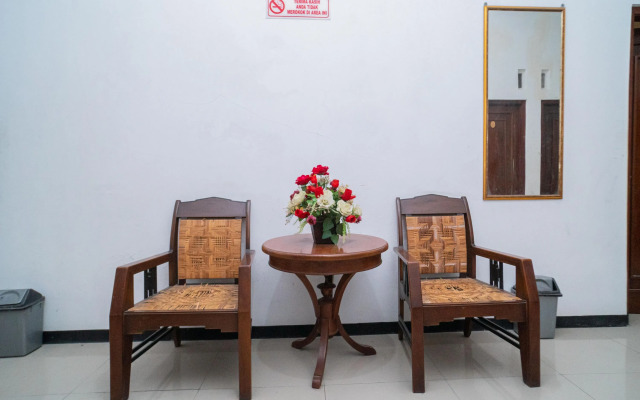 RedDoorz near Matahari Singosaren Solo