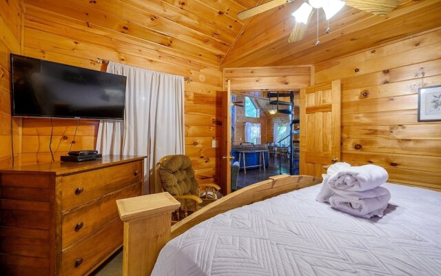 Okehi Pine Cabin With Wood Burning Fireplace and Outdoor Hot Tub by Redawning