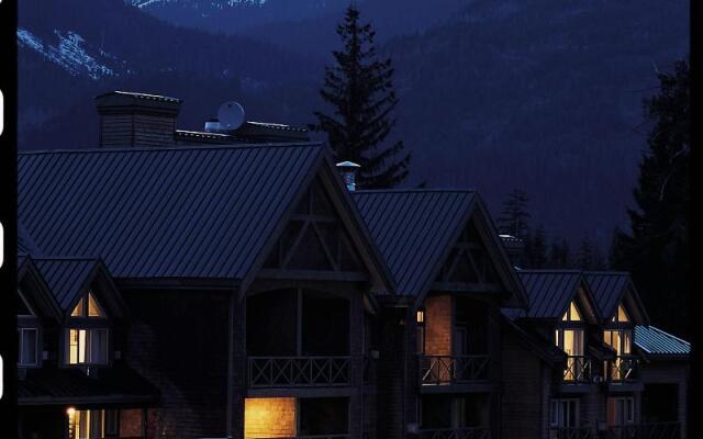 Pinnacle Hotel Whistler Village