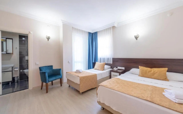 Theluna City Hotel