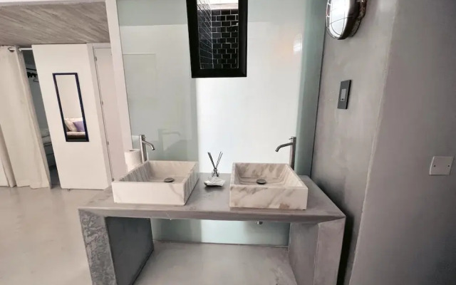 Spacious 1BR Penthouse With a Rooftop Terrace