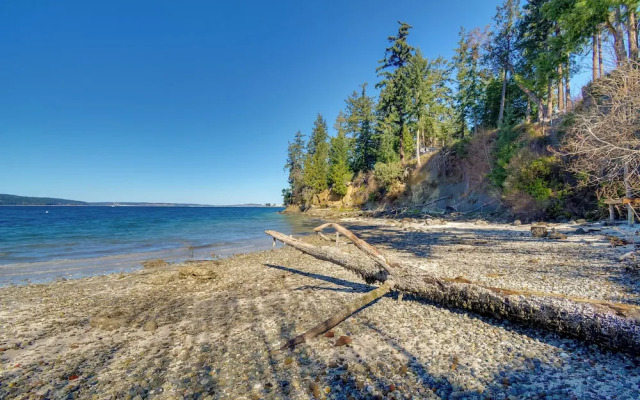 Waterfront PNW Escape w/ Deck & Beach Access!