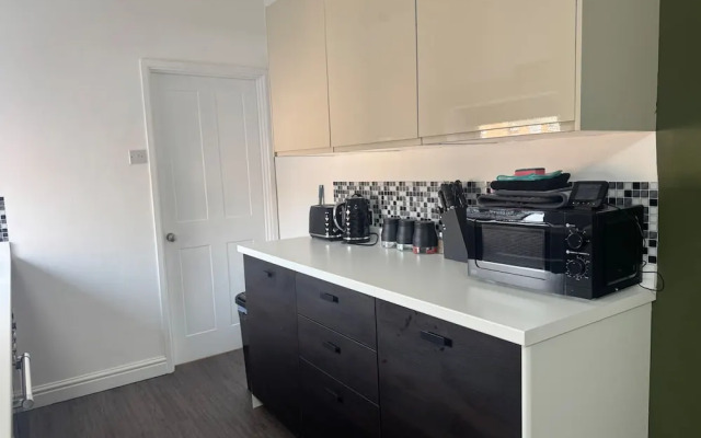 9 Guests - Free Parking - Cozy 3 Bedrooms