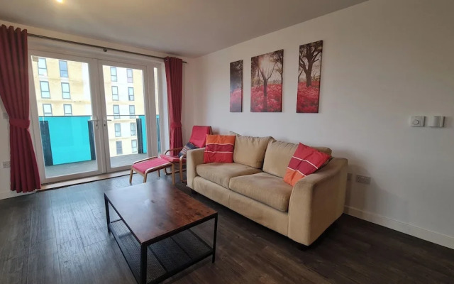 Barking 2 Bed Apt With Parking & Good Travel Links