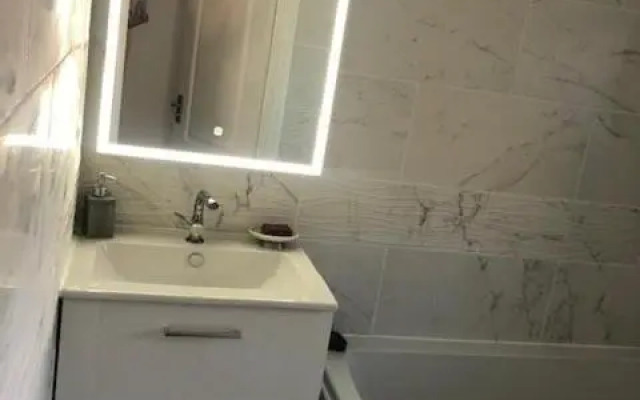 Beautiful Large ROOM in London Flat