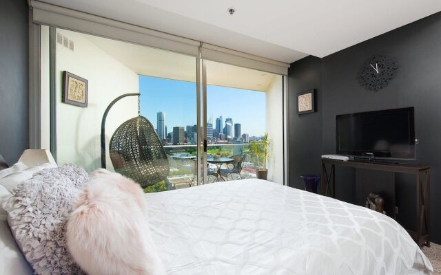 TT1111 Split Level Harbour Views