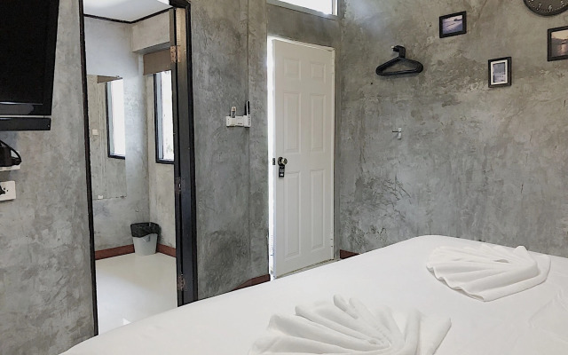 The Reef Hotel & Studios
