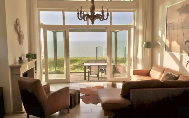 Dijkvilla on the Ijsselmeer