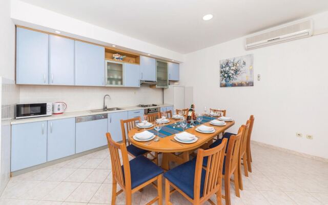 Nice Home in Kastel Kambelovac With Wifi and 4 Bedrooms