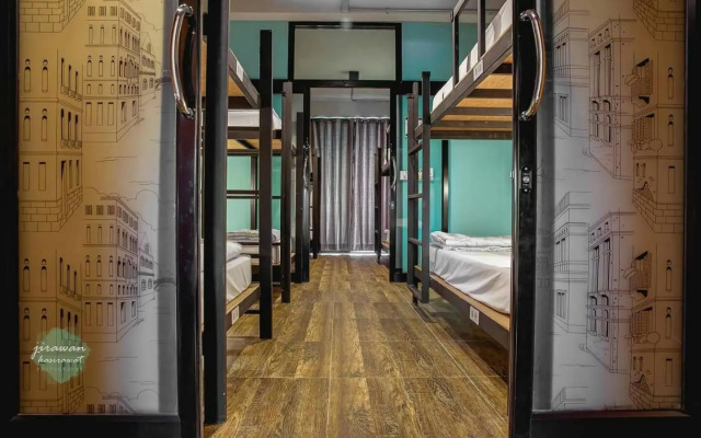 The Guest Hotel - Hostel