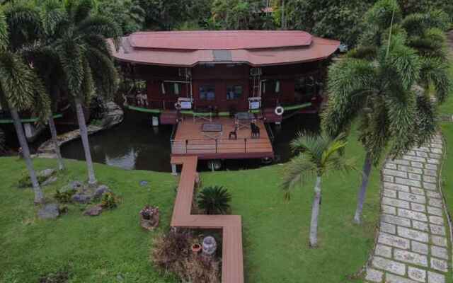 Kaengkrachan Boathouse Paradise Resort