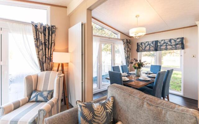 Sutton Lodge With Hot Tub