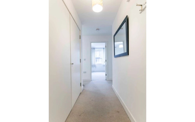 2 BR Modern Flat Near Train Station/central